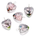 Détail de cinq pendentifs en verre en forme de cœur avec arbre de vie et papillons - Cœur / 1 Pièce / Rose