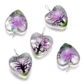 Vue détaillée de pendentifs en verre en forme de cœur avec fleurs séchées et arbre de vie - Cœur / 1 Pièce / Violet