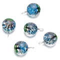 Lot de cinq pendentifs en verre faits main avec fleurs séchées bleues et arbre de vie - Rond / 1 Pièce / Bleu