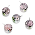 Détail de pendentifs ronds en verre arbre de vie avec fleurs séchées et fil métal - Rond / 1 Pièce / Rose