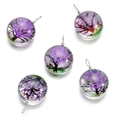 Vue détaillée de pendentifs ronds en verre avec fleurs séchées mauves et fil argenté - Rond / 1 Pièce / Violet