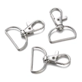 Gedetailleerde macro-opname van drie zilveren karabijnsluitingen met D-ringen voor sleutelhangers - 10 Stuks per Pak / Wit K Binnendiameter 25mm