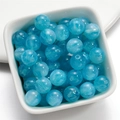 Dettaglio di perle rotonde in resina blu cielo con glitter per creare gioielli DIY - Azzurro