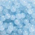 Gros plan de perles en verre bleu clair translucide avec un lustre doux pour bijoux DIY - 6mm / 50 Pièces / Rose bonbon