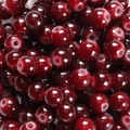 Gros plan de perles en verre rouge foncé polies pour la création de bijoux DIY - 6mm / 50 Pièces / Rouge Sang