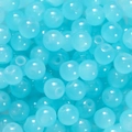 Vue macro de perles en verre bleu ciel avec finition brillante et trous pour bijoux DIY - 6mm / 50 Pièces / Bleu