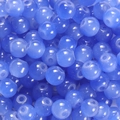 Vue macro de perles en verre bleu translucide avec trous pour la création de bijoux DIY - 6mm / 50 Pièces / Bleu Ciel Profond