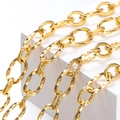 Makrodetail der goldenen Edelstahlkette mit glatten und spiralförmigen Gliedern im Fokus - 1.2 Gerippte Quadratische Twist-Kette / 1 Meter / Gold