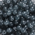 Vue macro de perles en verre translucide gris foncé pour bijoux DIY avec trous centraux - 6mm / 50 Pièces / Gris