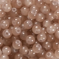 Vue macro de perles rondes en verre mocha poli avec trou central pour bijoux DIY - 6mm / 50 Pièces / Fauve