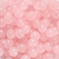 Vue macro détaillée de perles en verre rose pastel pour la création de bijoux DIY - 6mm / 50 Pièces / Rose Clair