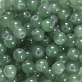 Vue macro de perles rondes en verre poli vert forêt avec trous pour la création de bijoux - 6mm / 50 Pièces / Vert Sarcelle