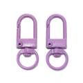 Makroaufnahme von zwei lila lackierten Karabinerverschlüssen aus Metall mit Drehgelenk - Lackierter Verschluss / 10er Pack / Lila