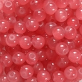 Vue macro de perles en verre rose translucide avec finition polie pour bijoux DIY - 6mm / 50 Pièces / Rouge pastèque