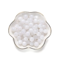 Nahaufnahme von 8mm weißen Harzperlen mit Wolkenmuster in einer Keramikschale - Weiß / 10 Stück/Packung (Durchmesser 12mm)