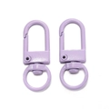 Detail eines hellvioletten Karabinerverschlusses aus Metall mit 360-Grad-Drehgelenk - Lackierter Verschluss / 10er Pack / Lavendel