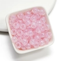 Makroansicht von rosa Glitzer-Acryl-Perlen für DIY-Schmuckherstellung in einer Schale - 50 Stück/Packung (6x9mm) / Meerjungfrau-Glanz Hellrosa