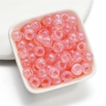 Nahaufnahme von rosa durchscheinenden Acrylperlen mit Glitzereffekt in weißer Schale - 50 Stück/Packung (6x9mm) / Meerjungfrau Rosa