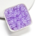 Nahaufnahme von lila glitzernden Acrylperlen in weißer Schale für DIY-Schmuckzubehör - 50 Stück/Packung (6x9mm) / Meerjungfrau Lila