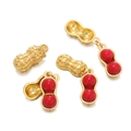 Dettaglio del ciondolo a forma di arachide dorata con perle rosse e guscio a rete - Confezione da 2 (circa 8*17.5mm) / Rosso
