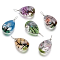 Pendentifs arbre de vie en forme de larme avec fil d'argent et papillons colorés - Goutte d’eau / 5 Pièces / Rose vif