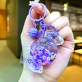 Dettaglio ravvicinato di un portachiavi viola a forma di caramella con perline - Viola