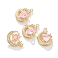 Makro-Detail von Mond-Anhängern aus Legierung mit rosa Herz-Kristall und Netz-Rückseite - 1 Stück (15.5x19.5mm, Loch 1.3mm) / Gold Rosa Zirkonia