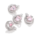 Detailansicht der Mond- und Herzanhänger mit silberner Metalltextur und Sternenakzenten - 1 Stück (15.5x19.5mm, Loch 1.3mm) / Silber-Rosa Zirkon