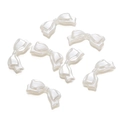 Detailansicht von sieben perlweißen Schleifenperlen aus ABS für DIY-Schmuckherstellung - 1 Packung / Künstliches Perlweiß-6133 (10 Stk.)