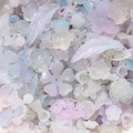 Macro-opname van diverse acryl bedeltjes in macaronkleuren inclusief vlinder en roos - Jelly Gemengd-Meerkleurig