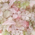 Macro-opname van diverse acryl kralen in bloem- en vlindervorm voor DIY-sieraden maken - Jelly Gemengd-Lichtroze Groen