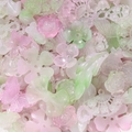 Macro-opname van pastelkleurige acryl kralen met rozen, strikken en waaiers voor DIY-sieraden - Jelly Gemengd-Roze Groen
