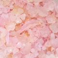 Macro-opname van perzikroze acryl kralen in roos- en vlindervorm voor DIY-handwerkprojecten - Jelly Gemengd-Roze Geel