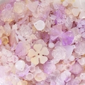 Detailopname van paarse en parelwitte acryl kralen voor het zelf maken van handgemaakte sieraden - Jelly Gemengd-Geel Paars