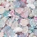 Macro-opname van diverse acryl parelmoer kralen in bloem- en vlindervormen voor DIY-werk - Parel Gemengd-Blauw Roze Wit