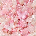 Macro-opname van parelmoer kralen in de vorm van rozen en vlinders voor doe-het-zelf - Parel Gemengd-Roze Wit