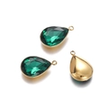 Vista detallada de colgantes de cristal esmeralda en forma de gota con base de metal dorado - Base Dorada Verde Oscuro