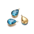 Detalle de colgantes de vidrio en gota con bordes dorados y cristal azul - Base de Oro Azul Lago