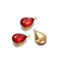 Primer plano de colgantes de cristal rojo en forma de gota con base dorada para joyas - Base de Oro Rojo