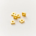 Detalle de seis cuentas espaciadoras cuadradas bañadas en oro 18k para joyería DIY - 2mm (100 Piezas/Paquete) / Oro de 18K