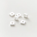 Primer plano de cuentas cuadradas chapadas en oro 18k con bordes lisos para bisutería - 2mm (100 Piezas/Paquete) / Plata gruesa