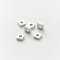 Detalle de cuentas espaciadoras cuadradas de plata pulida para creación de joyas DIY - 2mm (100 Piezas/Paquete) / Oro blanco