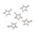 Detail von fünf sternförmigen Edelstahl-Anhängern mit polierter silberner Oberfläche - Hohlstern (12.5*14.5mm)