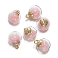 Détail de pendentifs globe en verre avec perles roses et boucles en métal doré - Rond-Rose