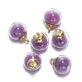 Vue macro de pendentifs boules en verre avec perles violettes et embouts métalliques dorés - Rond-Violet