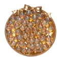 Dettaglio di perline in vetro da 8mm con finitura cangiante AB in un vassoio dorato - Set da 50 pezzi / Rosa e Verde