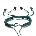 Detail van een handgeweven donkergroene armband met verstelbare schuifknoop en kralen - 1 Stuk Ongeveer 5.5g / Donkergroen