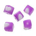 Makroaufnahme violetter Acrylperlen in Würfelform mit weißem Herz für DIY-Schmuck - 5 Stück (11.5*14*16mm/Loch 2.8mm/ca. 10g) / Lila