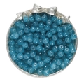 Makrofoto von 8x7mm meerblauen Glasperlen in einer silbernen Schleifenschale für DIY-Schmuck - 20 Stück/Packung (7*8mm) / See Blau