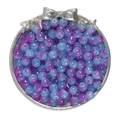 Makro-Detail von blau-violett verlaufenden Glasperlen in einer Schale mit Schleife - 20 Stück/Packung (7*8mm) / Blauviolett